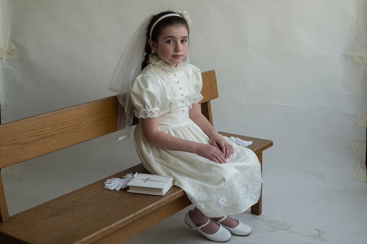 Retrato de niña con vestido claro en una sesión de estudio